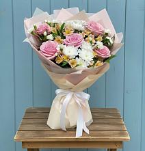 Букет цветов из:  Гвоздики, Орхидеи и Розы в Пензе