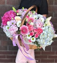 Композиция солнечный день в Пензе Цветочная композиция из Розы, Хризантемы, Пионы и Лизиантусы в корзине в Пензе