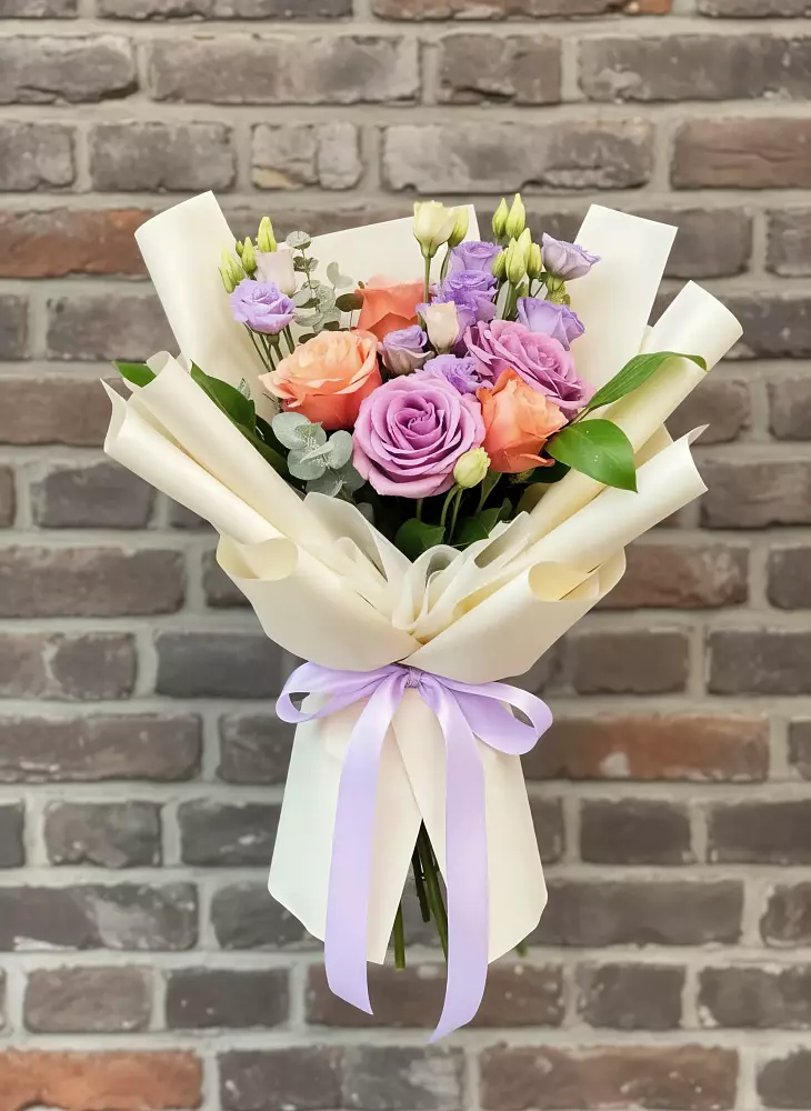 Букет цветов из: Лизиантусы и Розы в Пензе