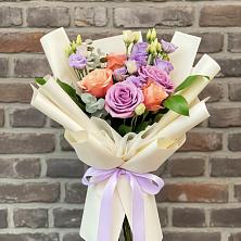 Букет цветов из:  Лизиантусы и Розы в Пензе