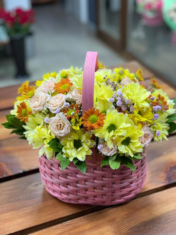 Цветочная композиция из Хризантемы и Розы в корзине в Пензе