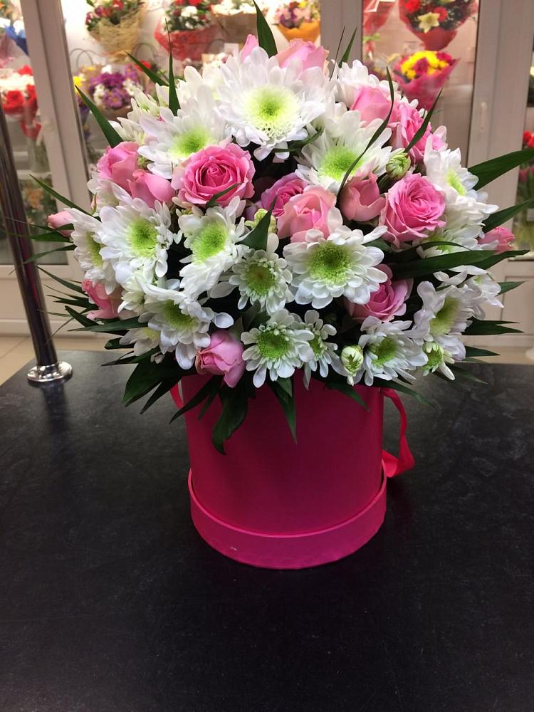 Цветочная композиция из Розы и Хризантемы в шляпной коробке в Пензе