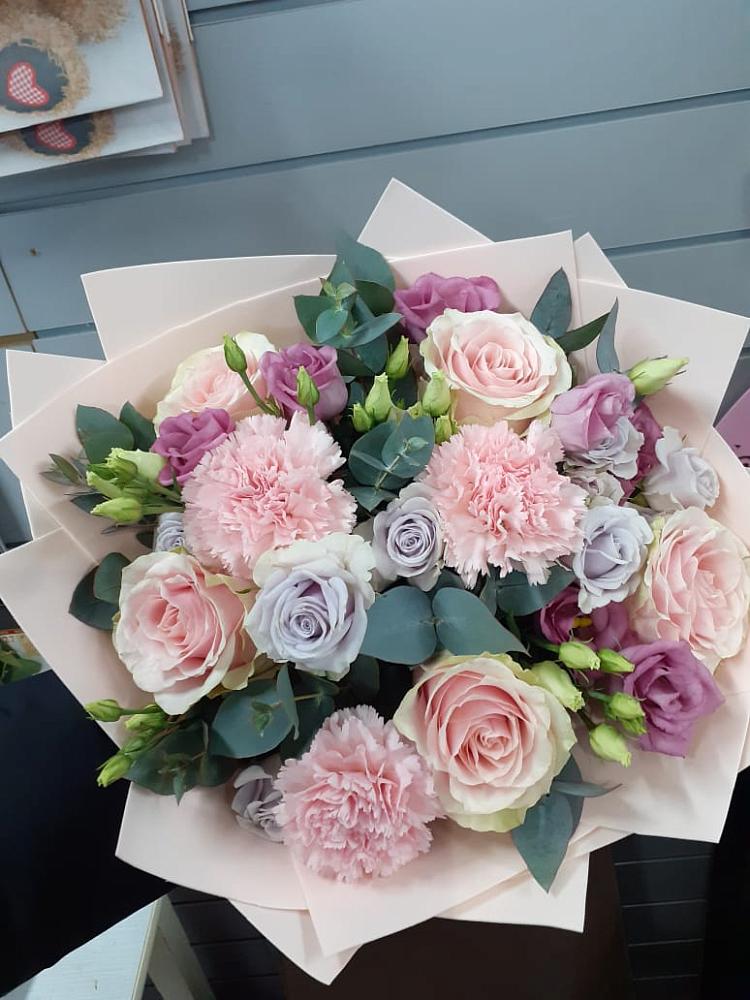 Букет цветов из: Розы, Гвоздики и Лизиантусы в Пензе